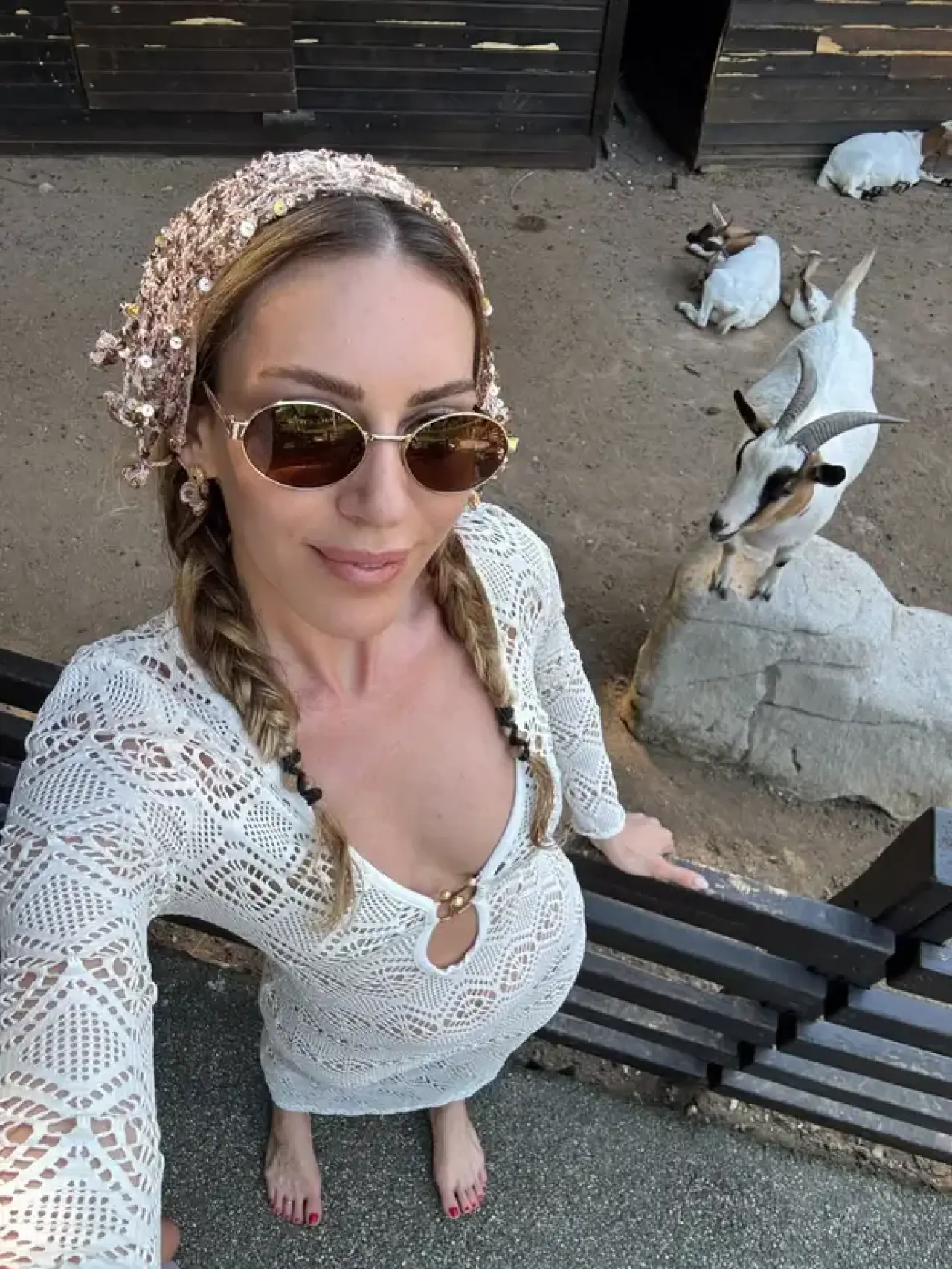Sinem Kobal Antalya Tatilinde! Fit Görünümü ve Sahil Tarzı Hayran Bıraktı 1