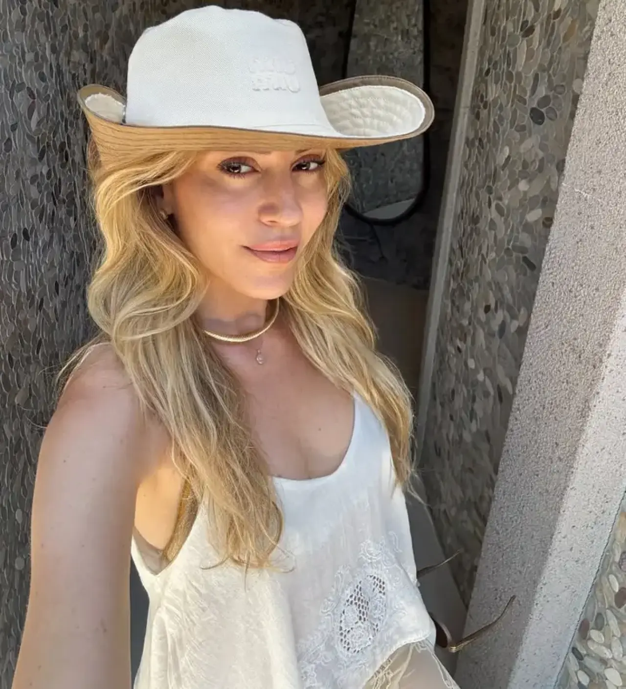 Sinem Kobal Antalya Tatilinde! Fit Görünümü ve Sahil Tarzı Hayran Bıraktı 10