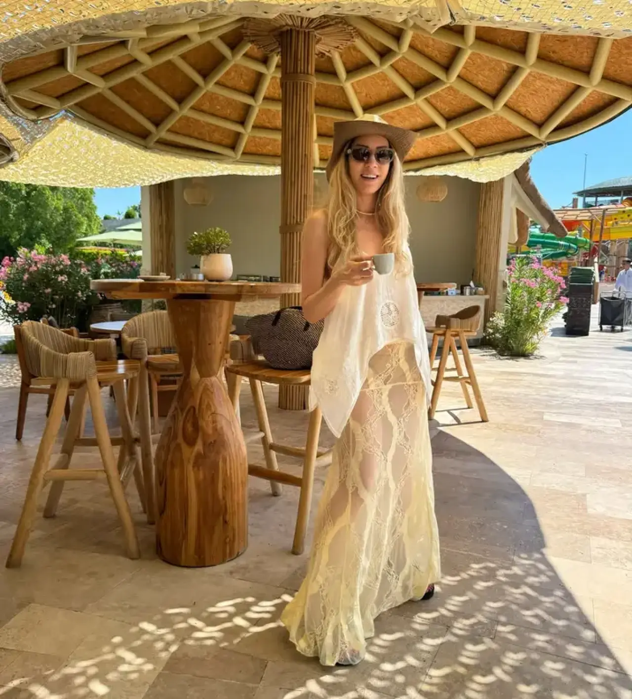 Sinem Kobal Antalya Tatilinde! Fit Görünümü ve Sahil Tarzı Hayran Bıraktı 8