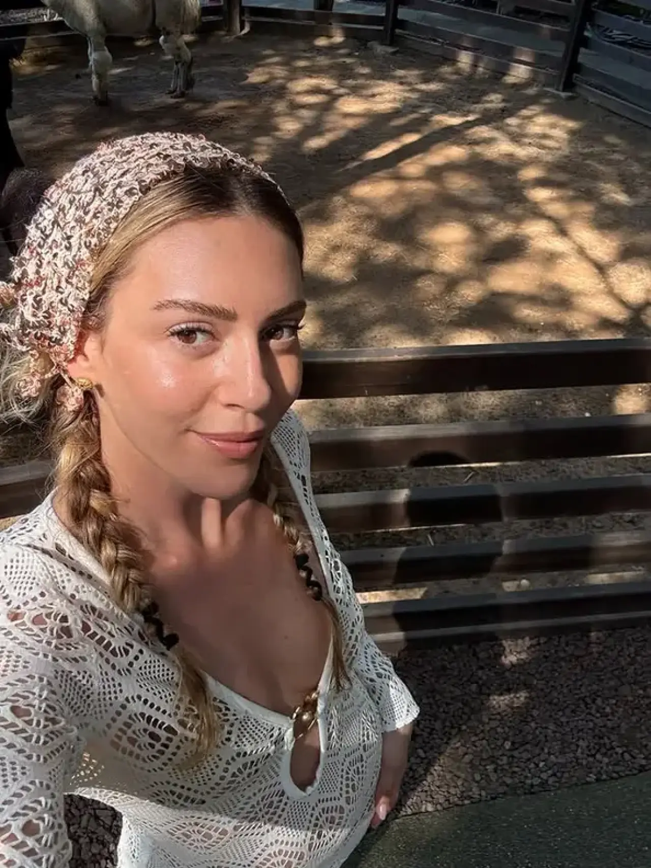 Sinem Kobal Antalya Tatilinde! Fit Görünümü ve Sahil Tarzı Hayran Bıraktı 4
