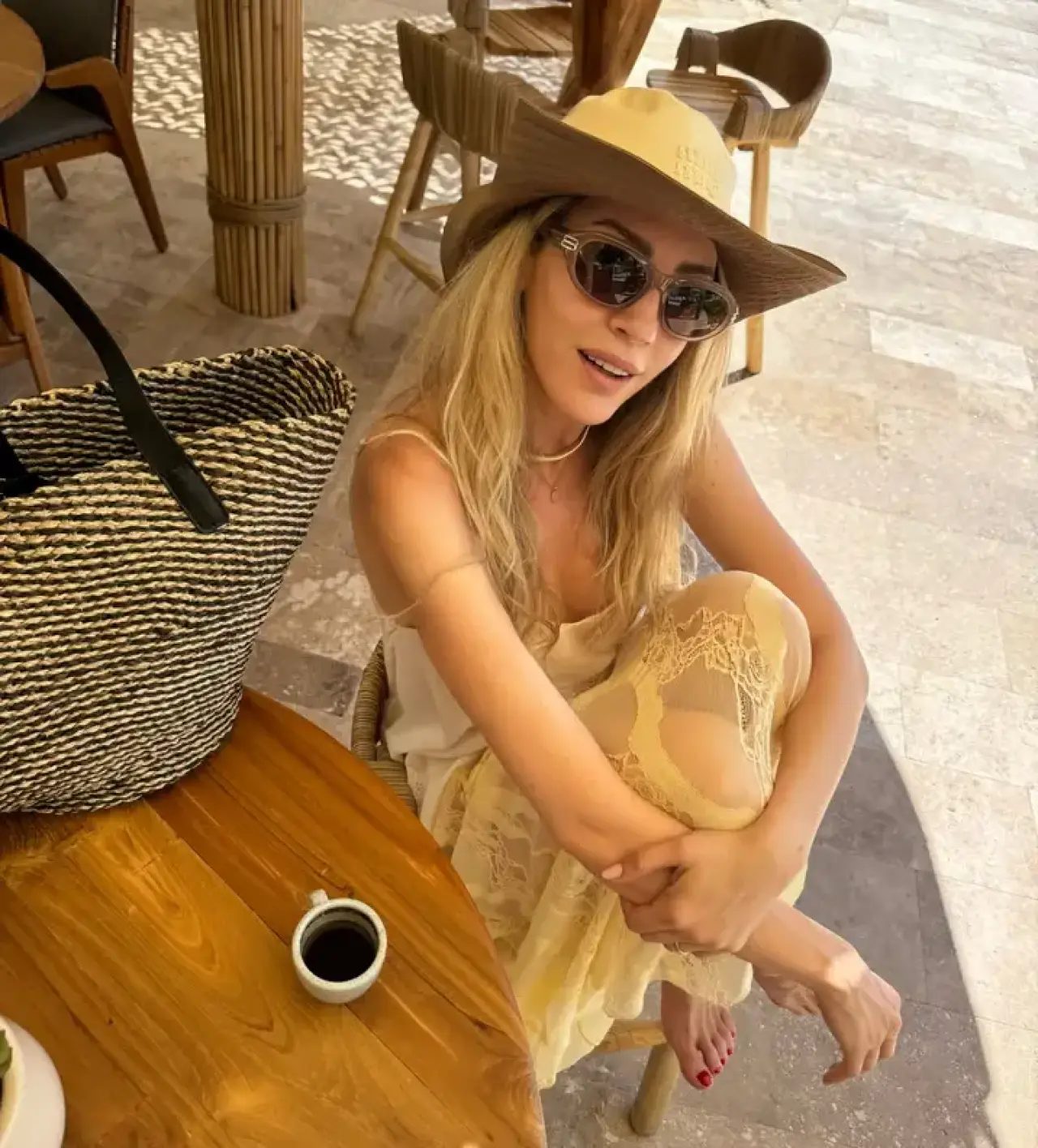 Sinem Kobal Antalya Tatilinde! Fit Görünümü ve Sahil Tarzı Hayran Bıraktı 9