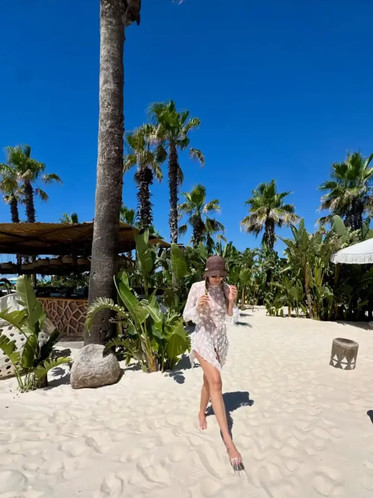 Sinem Kobal Antalya Tatilinde! Fit Görünümü ve Sahil Tarzı Hayran Bıraktı 12