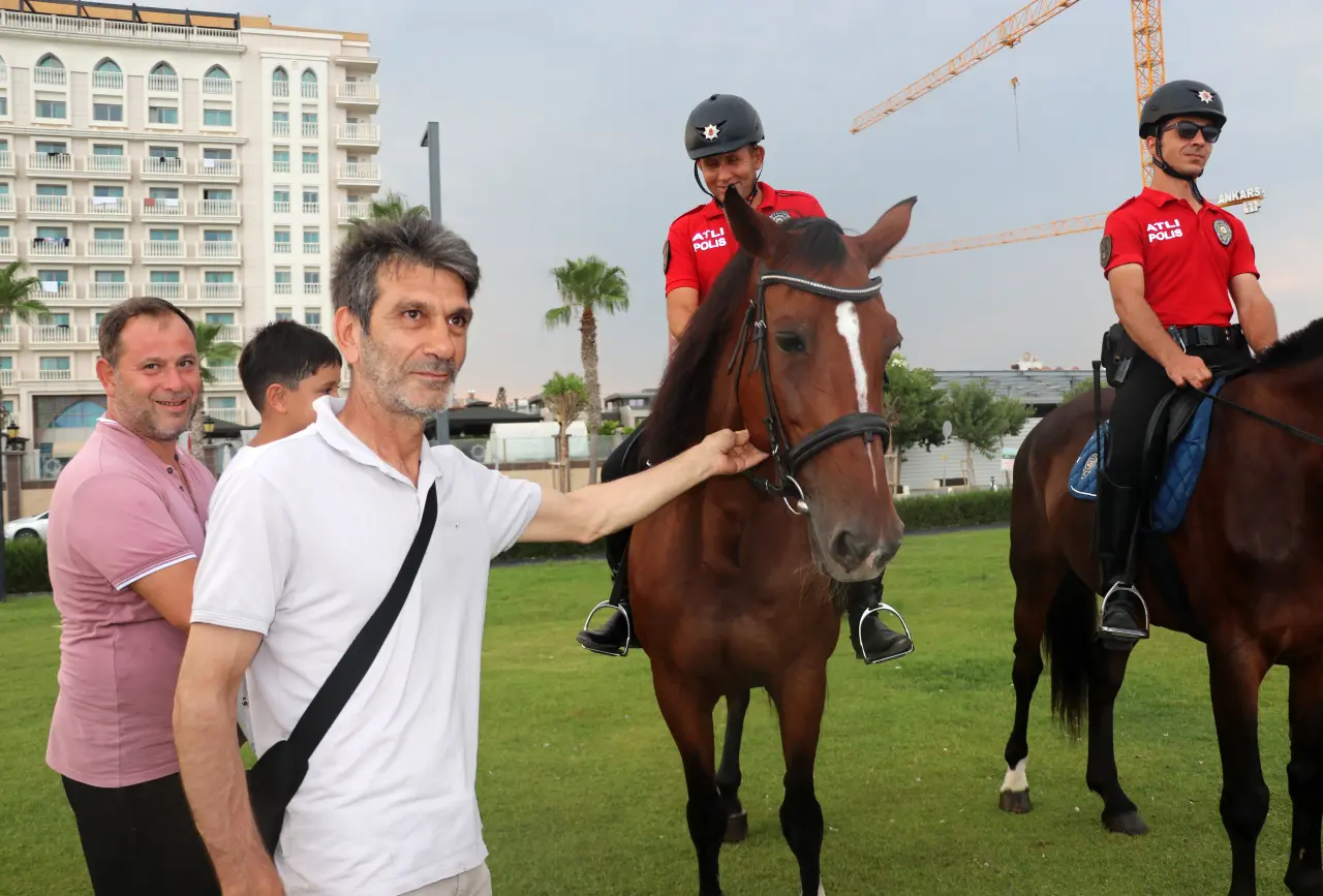 Antalya'da Atlı Polislerin Sıcak Mesai Düzenlemesi 4