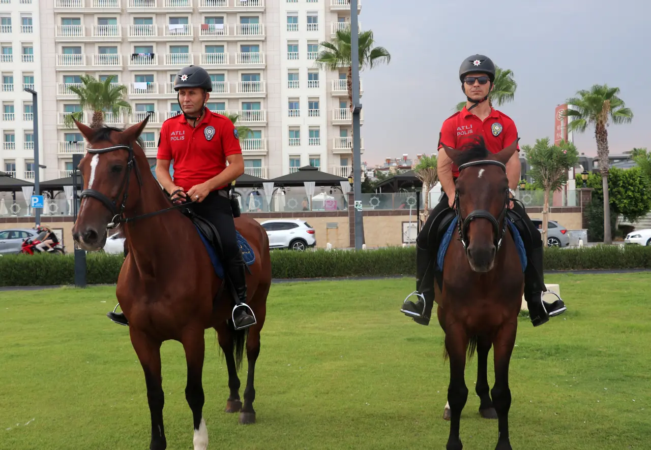 Antalya'da Atlı Polislerin Sıcak Mesai Düzenlemesi 3