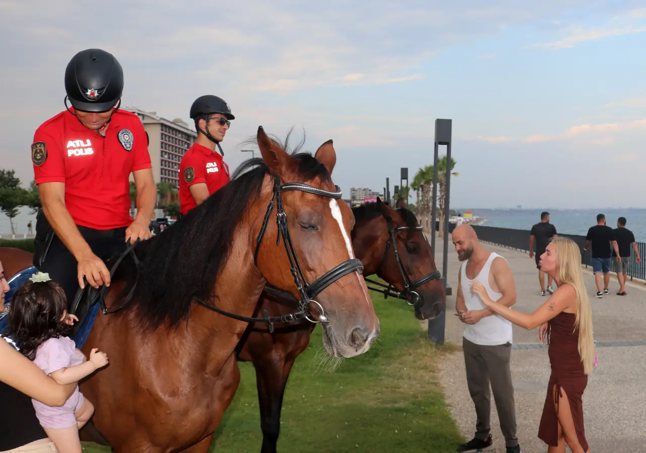 Antalya'da Atlı Polislerin Sıcak Mesai Düzenlemesi 1