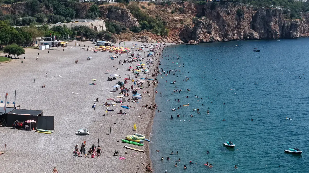 Antalya'da Deniz Suyu 30 Dereceyi Aştı! Tarihi Meydanlar Boşaldı, Sahiller Doldu 3