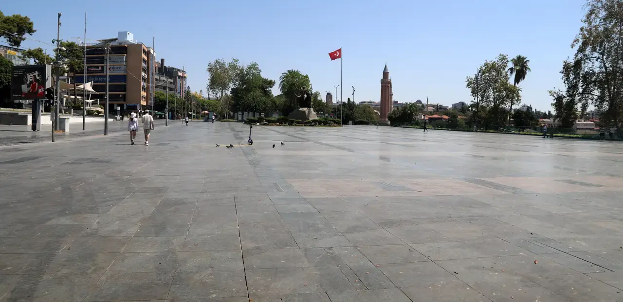 Antalya'da Deniz Suyu 30 Dereceyi Aştı! Tarihi Meydanlar Boşaldı, Sahiller Doldu 4