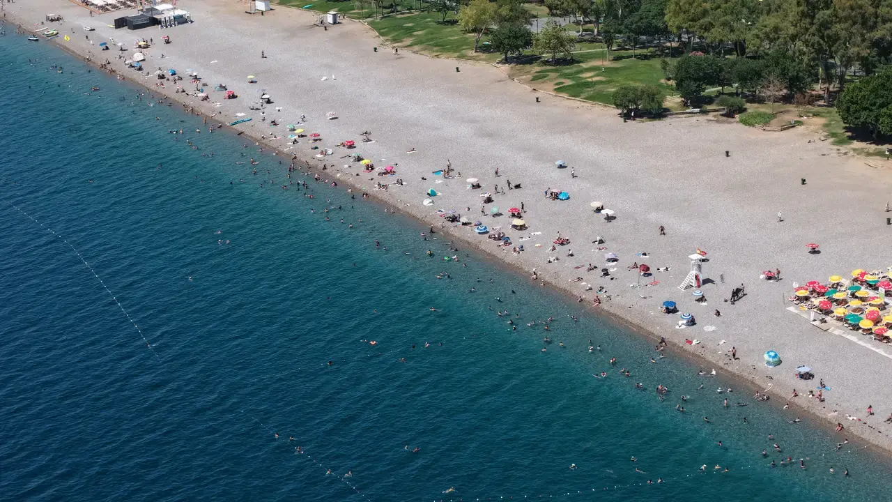 Antalya'da Deniz Suyu 30 Dereceyi Aştı! Tarihi Meydanlar Boşaldı, Sahiller Doldu 2