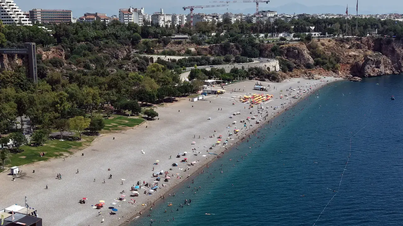 Antalya'da Deniz Suyu 30 Dereceyi Aştı! Tarihi Meydanlar Boşaldı, Sahiller Doldu 8