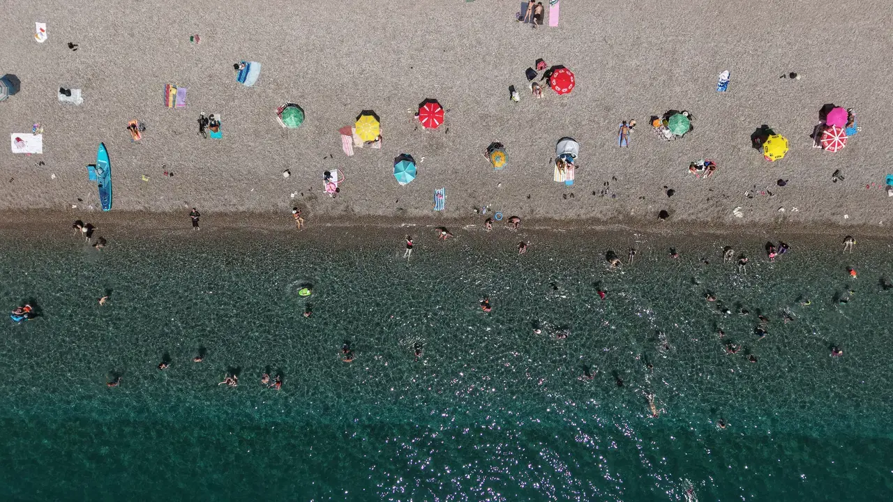Antalya'da Deniz Suyu 30 Dereceyi Aştı! Tarihi Meydanlar Boşaldı, Sahiller Doldu 7