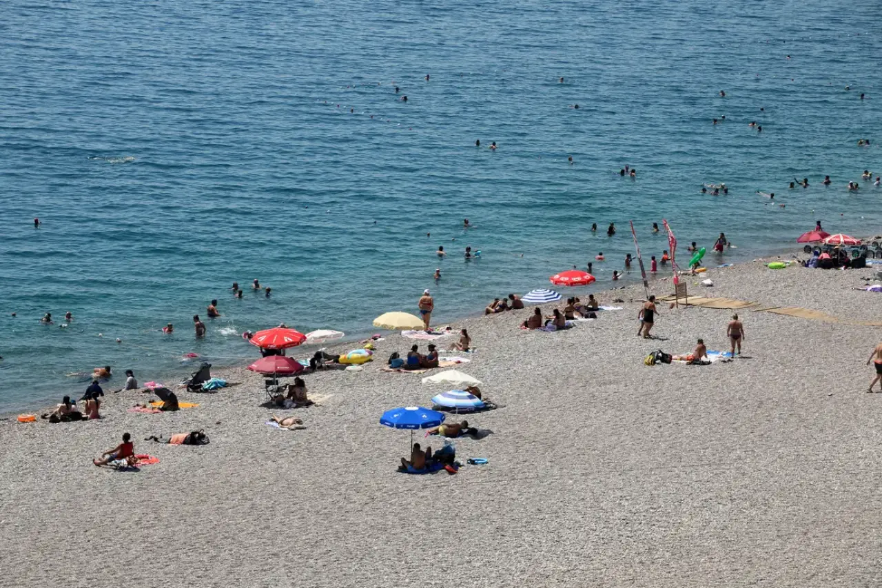 Antalya'da Deniz Suyu 30 Dereceyi Aştı! Tarihi Meydanlar Boşaldı, Sahiller Doldu 1