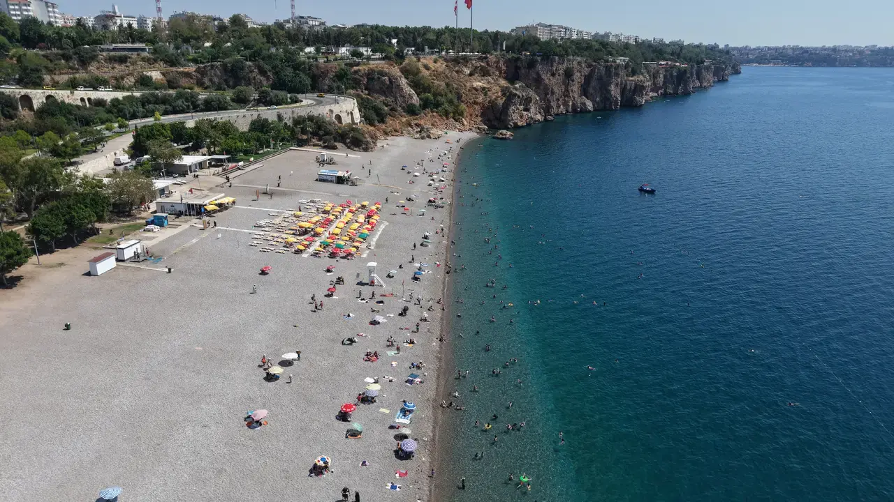 Antalya'da Deniz Suyu 30 Dereceyi Aştı! Tarihi Meydanlar Boşaldı, Sahiller Doldu 9