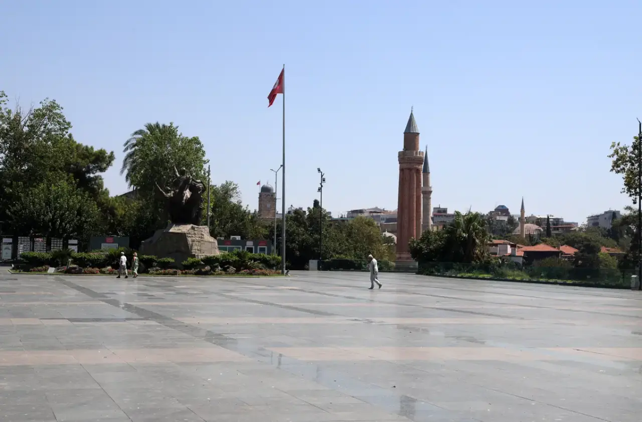 Antalya'da Deniz Suyu 30 Dereceyi Aştı! Tarihi Meydanlar Boşaldı, Sahiller Doldu 6