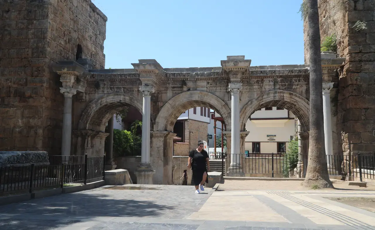 Antalya'da Deniz Suyu 30 Dereceyi Aştı! Tarihi Meydanlar Boşaldı, Sahiller Doldu 5