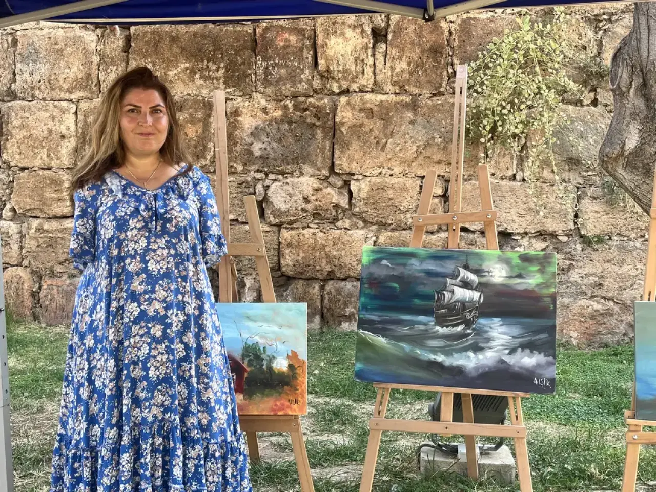 Ayaklarıyla Hayata Tutunan Ressam Ayşe Işık Hadrian Kapısı’nda 35. Sergisini Açtı 1