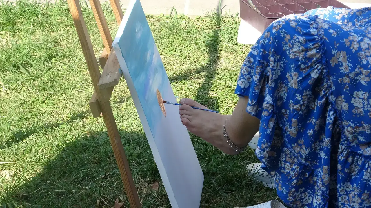 Ayaklarıyla Hayata Tutunan Ressam Ayşe Işık Hadrian Kapısı’nda 35. Sergisini Açtı 7