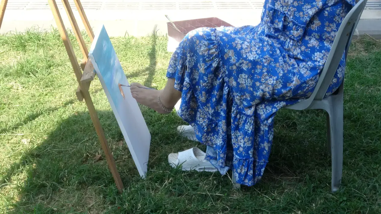 Ayaklarıyla Hayata Tutunan Ressam Ayşe Işık Hadrian Kapısı’nda 35. Sergisini Açtı 2