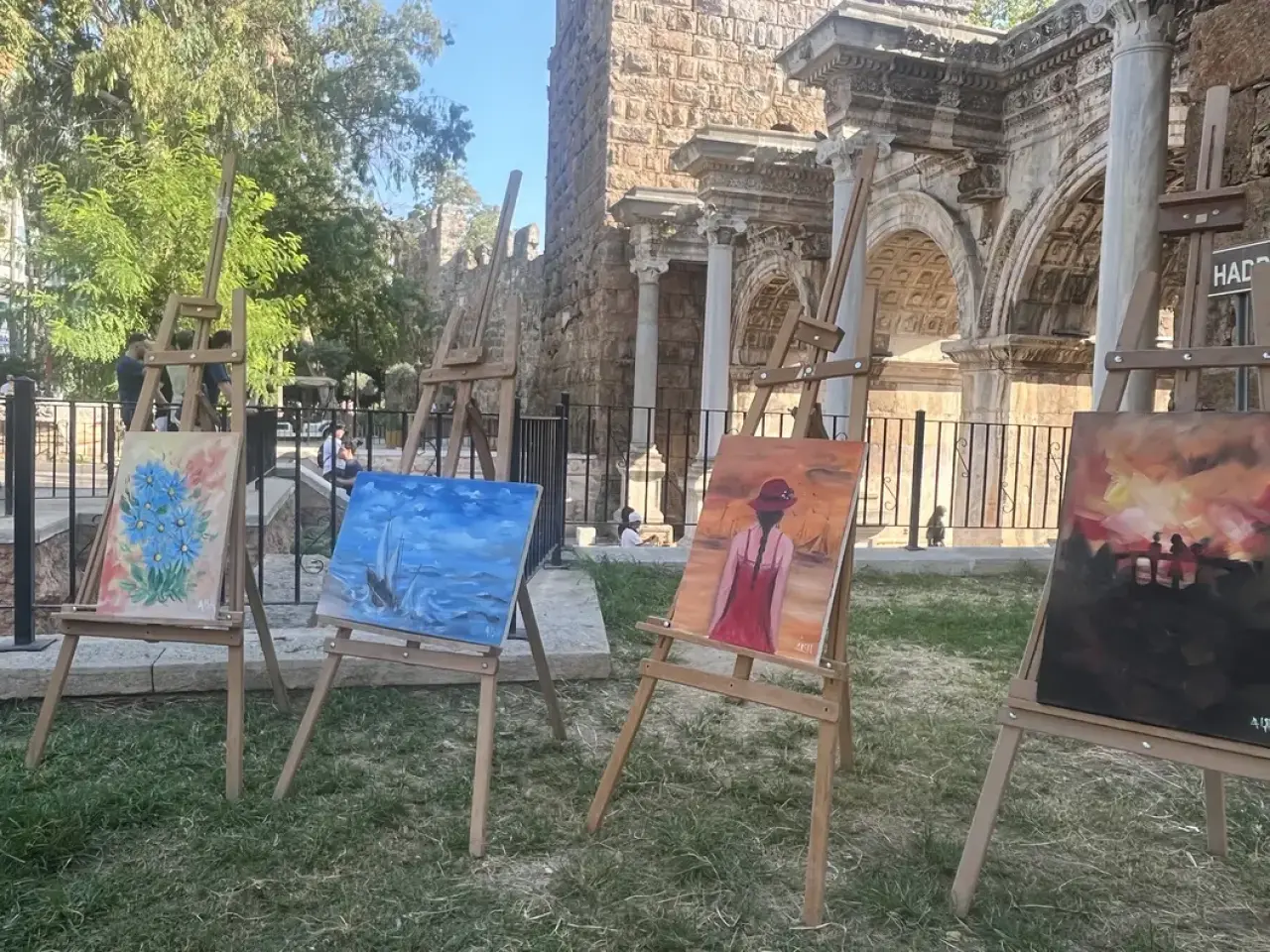 Ayaklarıyla Hayata Tutunan Ressam Ayşe Işık Hadrian Kapısı’nda 35. Sergisini Açtı 4