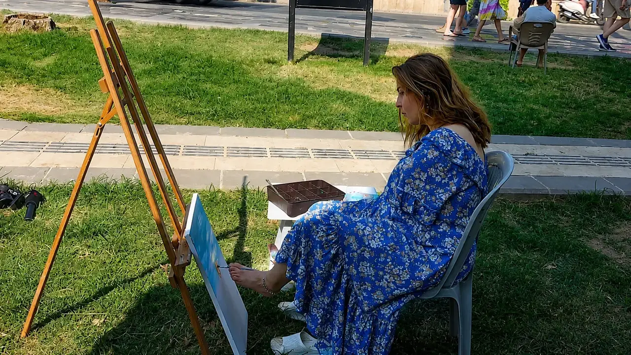 Ayaklarıyla Hayata Tutunan Ressam Ayşe Işık Hadrian Kapısı’nda 35. Sergisini Açtı 3