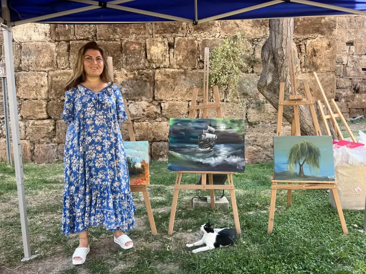 Ayaklarıyla Hayata Tutunan Ressam Ayşe Işık Hadrian Kapısı’nda 35. Sergisini Açtı 5