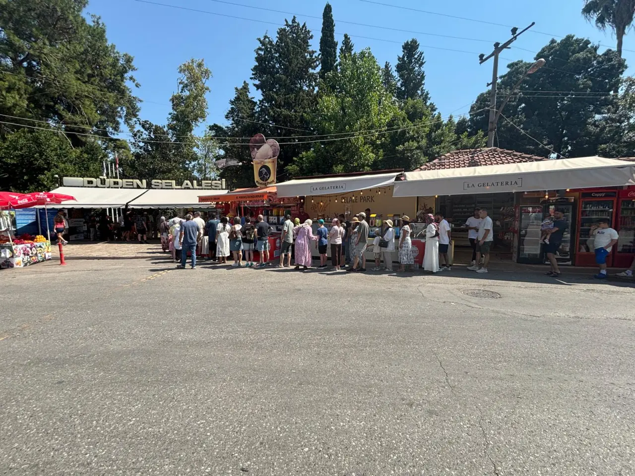 Antalya'da Sıcak Havadan Bunalanlar Düden Şelalesi'ne Akın Etti 4