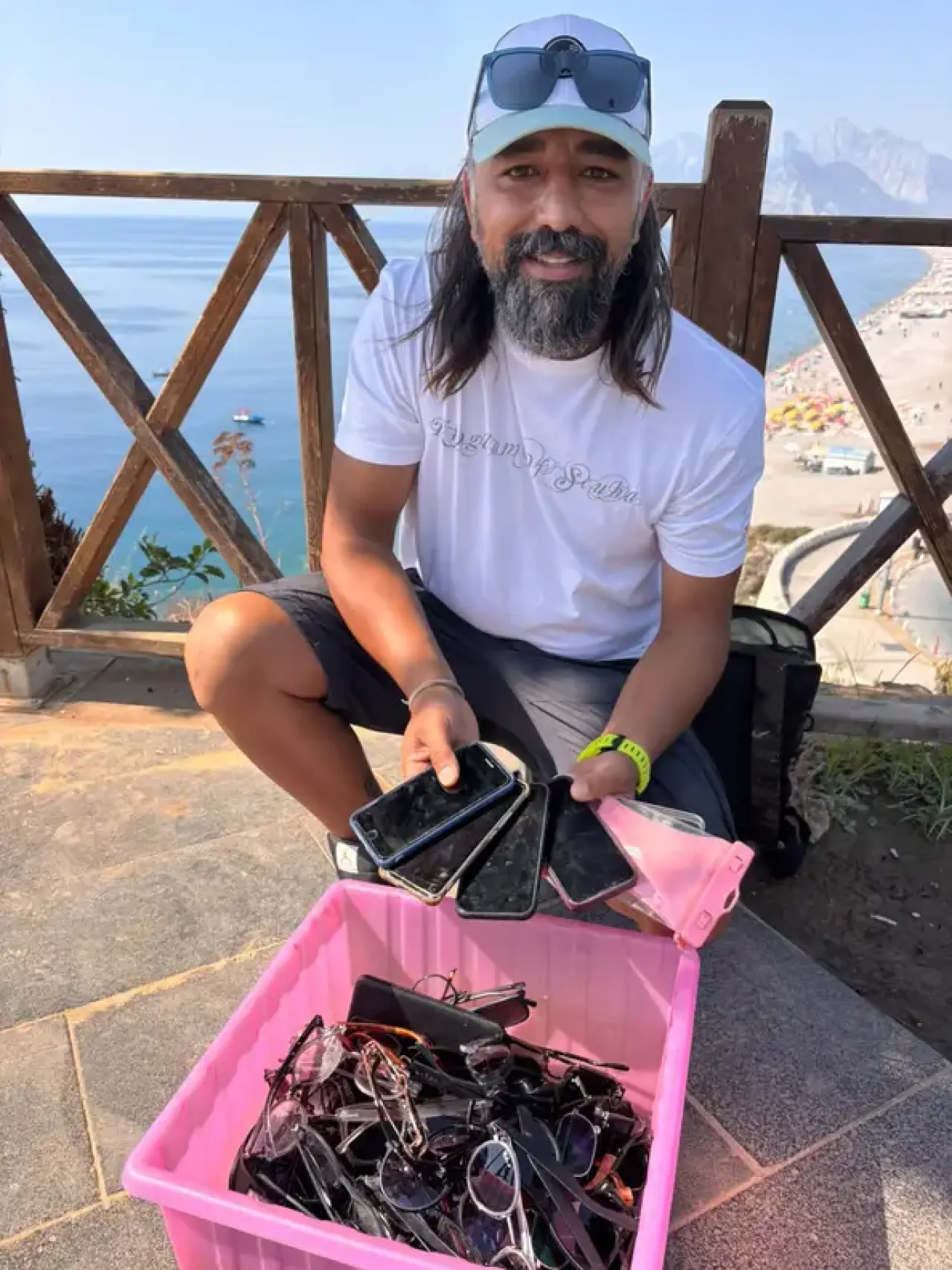 Falezlerin Derinliklerinden Çıkan Sürpriz Hazine! Tek Tek Sahiplerine Ulaştırıyor 1
