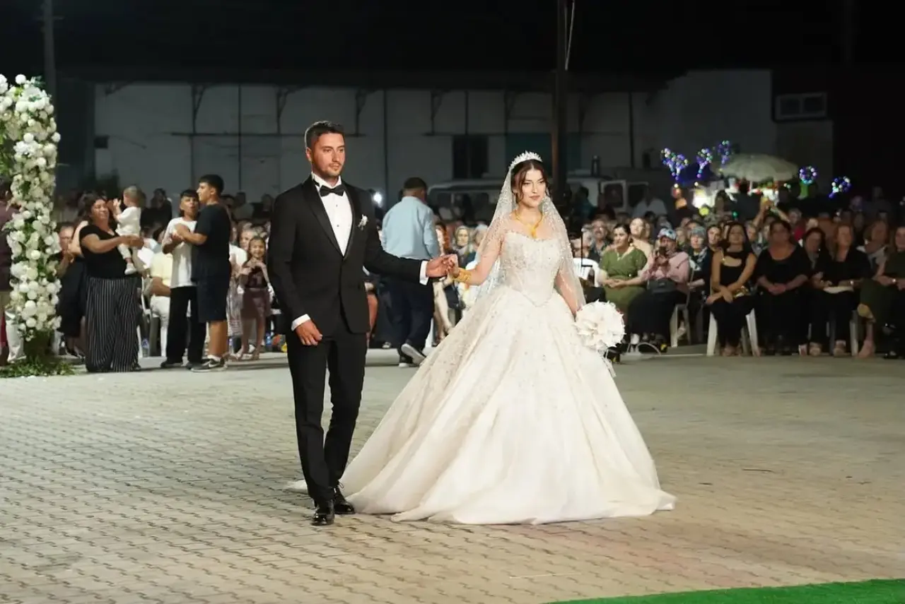 Kaş Belediye Başkanı Nikahı Bizzat Kıydı: Oğlu Erhan Demirhan ile Sena Ovalı Evlendi 2