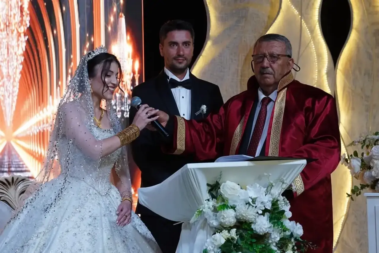 Kaş Belediye Başkanı Nikahı Bizzat Kıydı: Oğlu Erhan Demirhan ile Sena Ovalı Evlendi 1