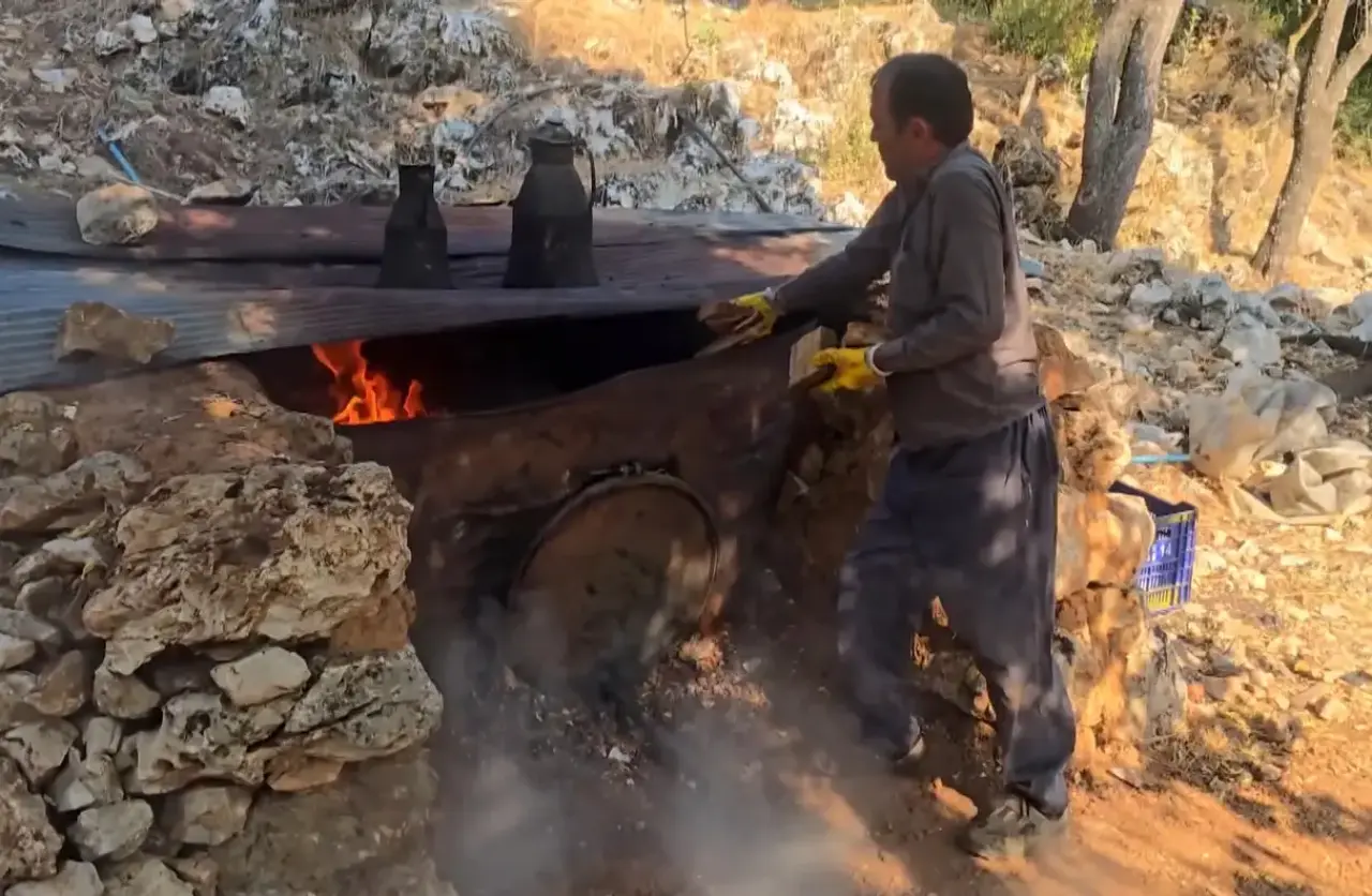 Kaş'ta Ateşte Terletilen Sedir Katranın Kilosu 1000 Lira 2