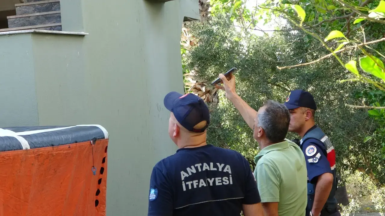 Manavgat'ta Otel Personeli Usturayla Lojman Çatısına Çıktı: "Karım Gelecek" 8