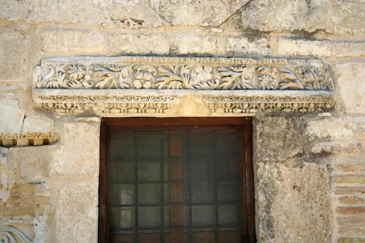 Perge'nin 2 Bin Yıllık Taşları Antalya'daki Caminin Duvarlarını Süslüyor 8