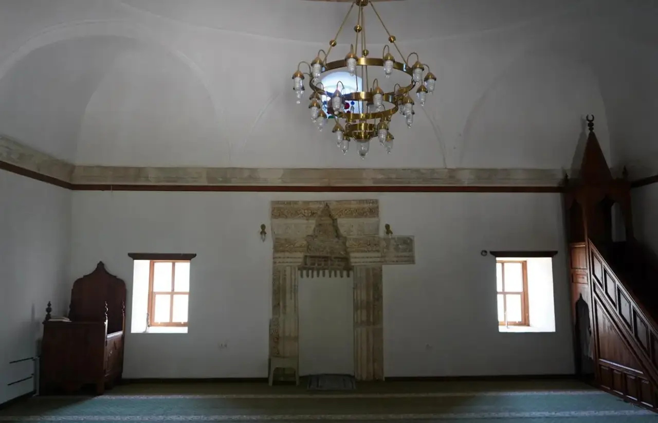 Perge'nin 2 Bin Yıllık Taşları Antalya'daki Caminin Duvarlarını Süslüyor 9