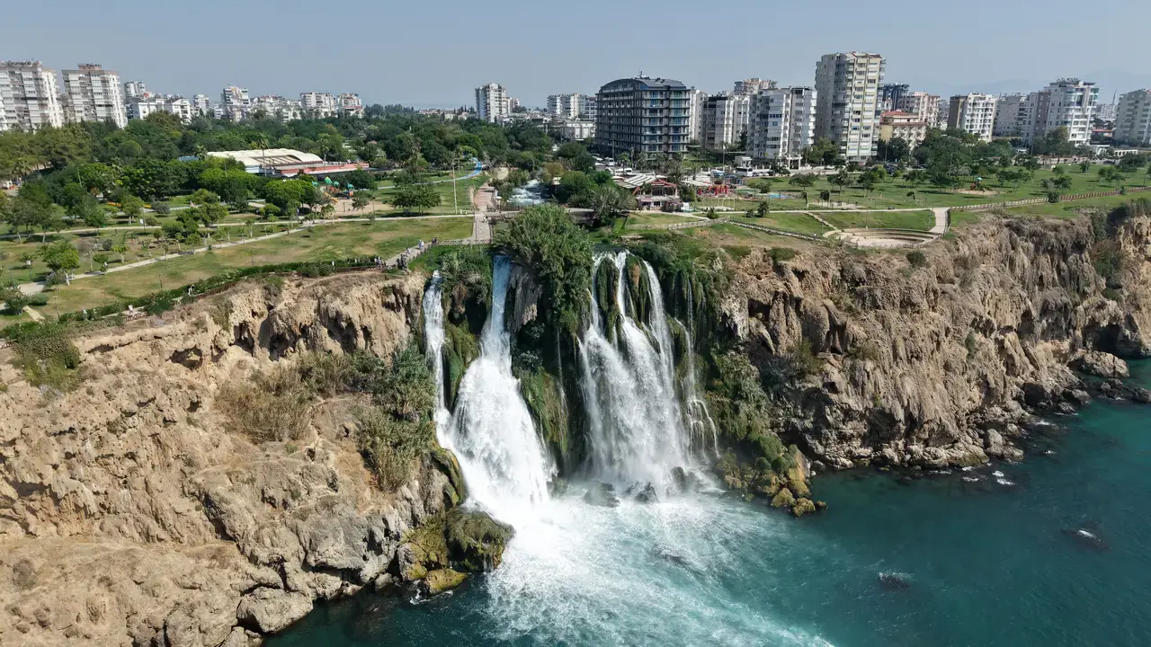 40 Metreden Akdeniz'e dökülen Düden Şelalesi Turistlerin Gözdesi! 4