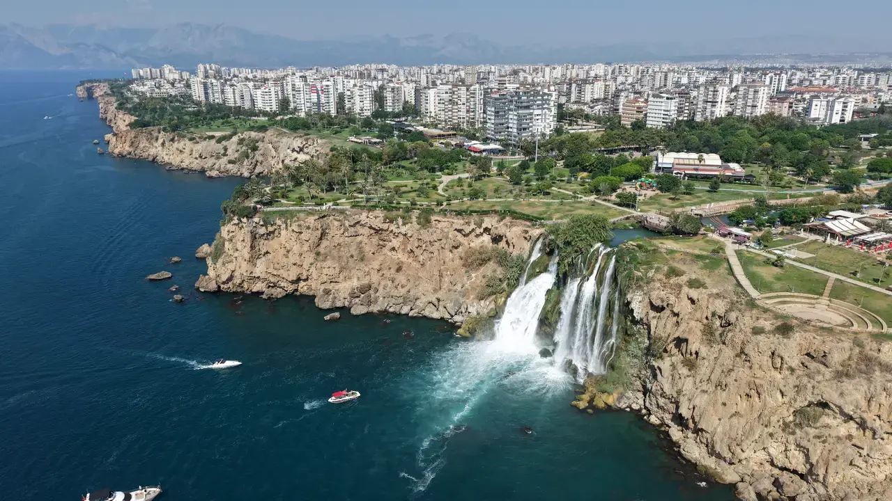 40 Metreden Akdeniz'e dökülen Düden Şelalesi Turistlerin Gözdesi! 3