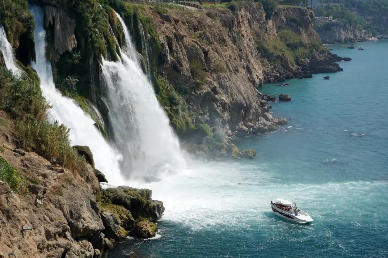40 Metreden Akdeniz'e dökülen Düden Şelalesi Turistlerin Gözdesi! 1