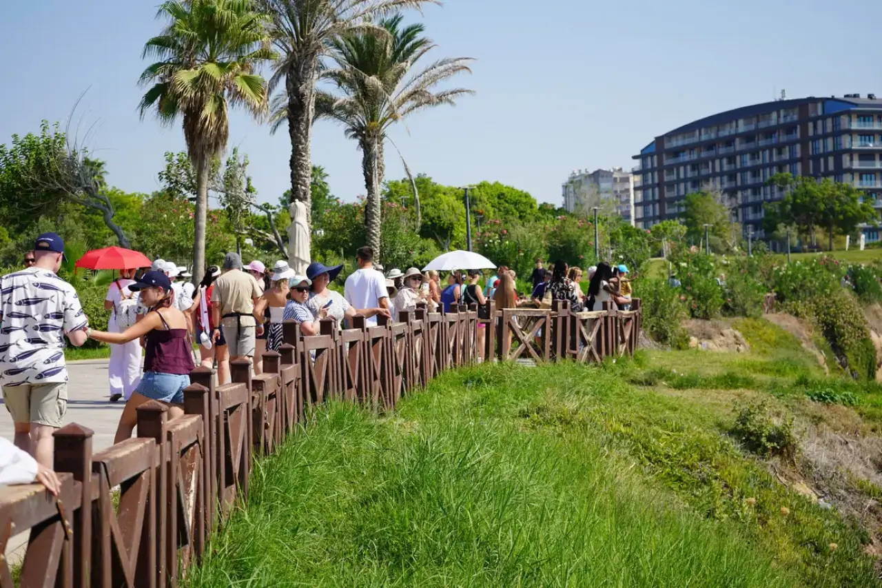 40 Metreden Akdeniz'e dökülen Düden Şelalesi Turistlerin Gözdesi! 7