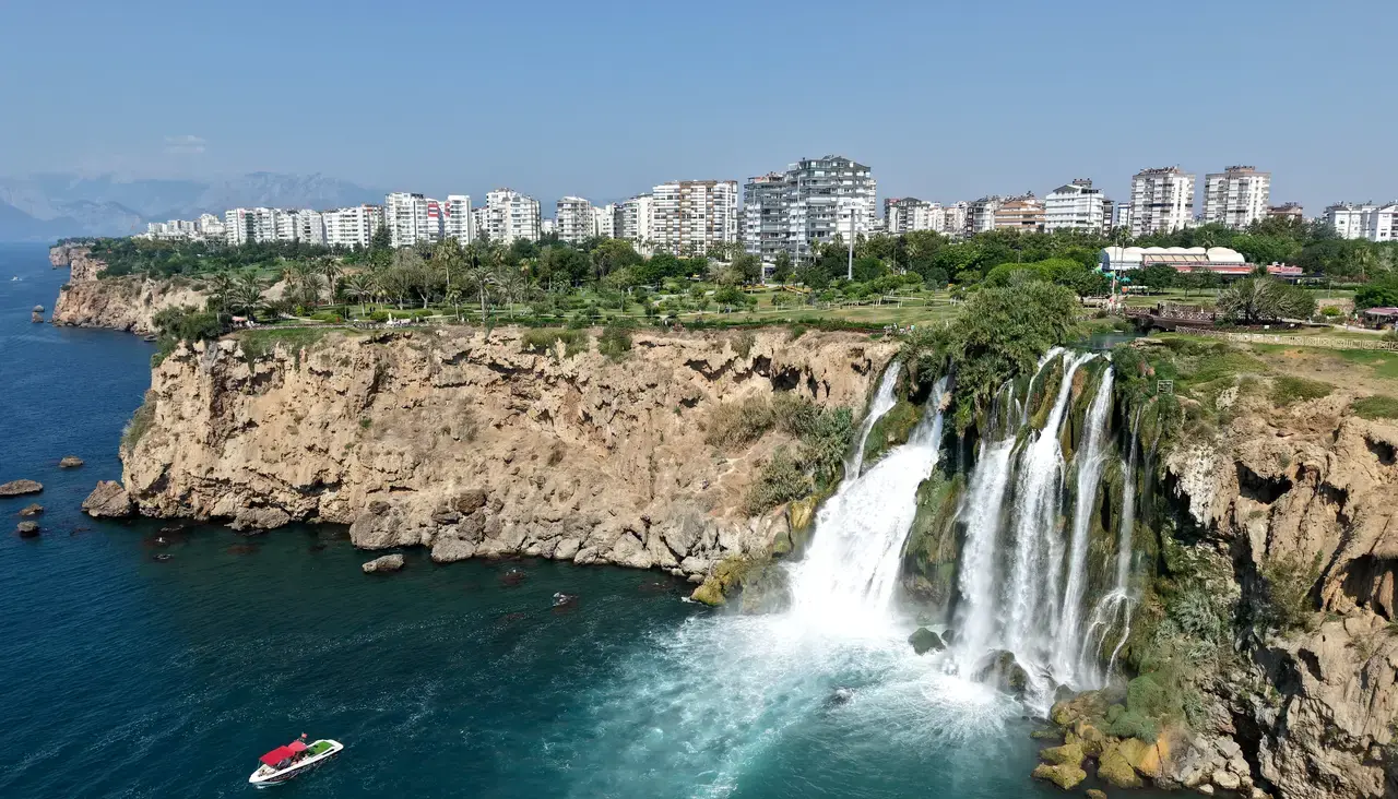 40 Metreden Akdeniz'e dökülen Düden Şelalesi Turistlerin Gözdesi! 10