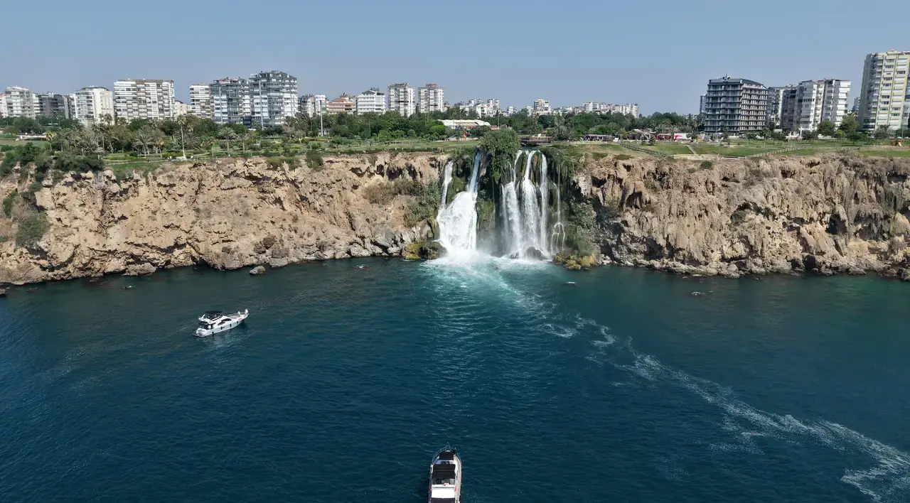 40 Metreden Akdeniz'e dökülen Düden Şelalesi Turistlerin Gözdesi! 5