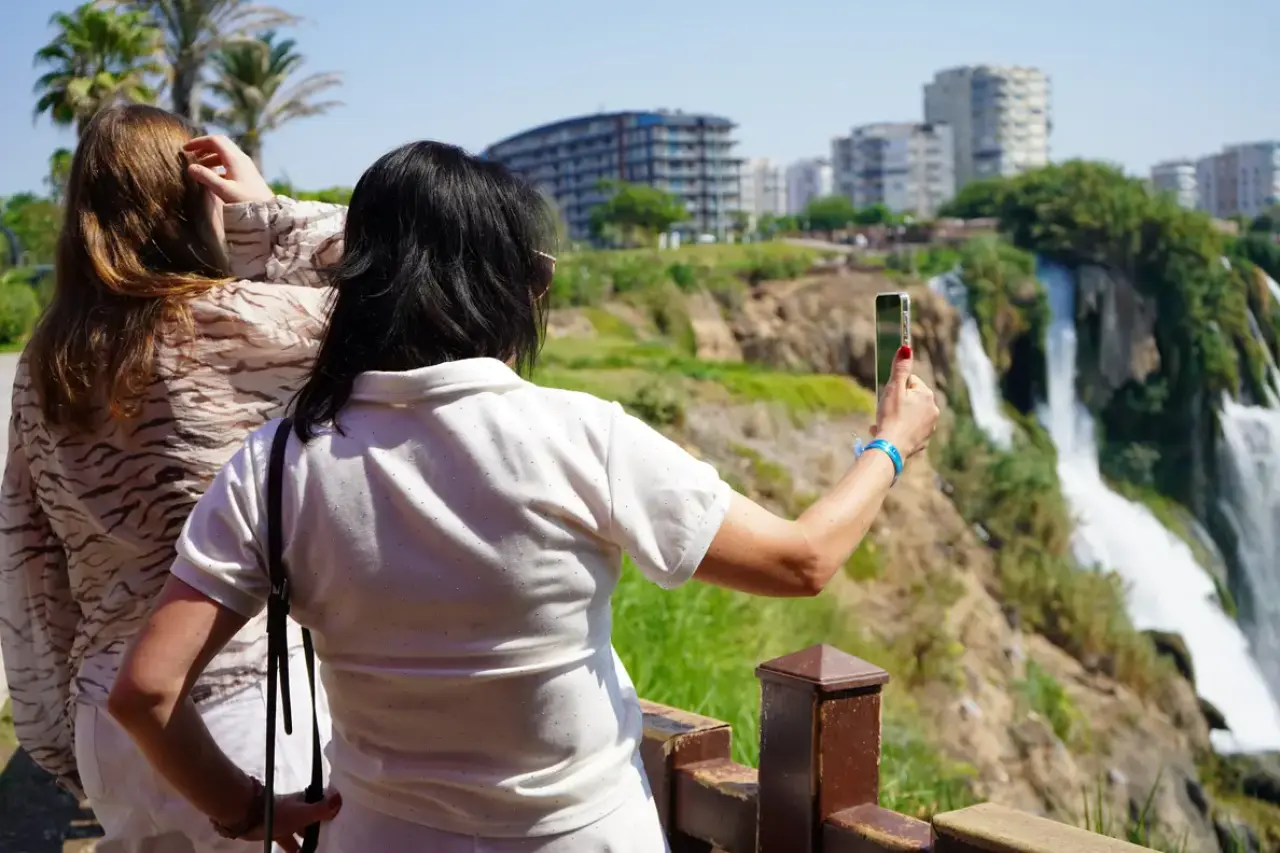 40 Metreden Akdeniz'e dökülen Düden Şelalesi Turistlerin Gözdesi! 6