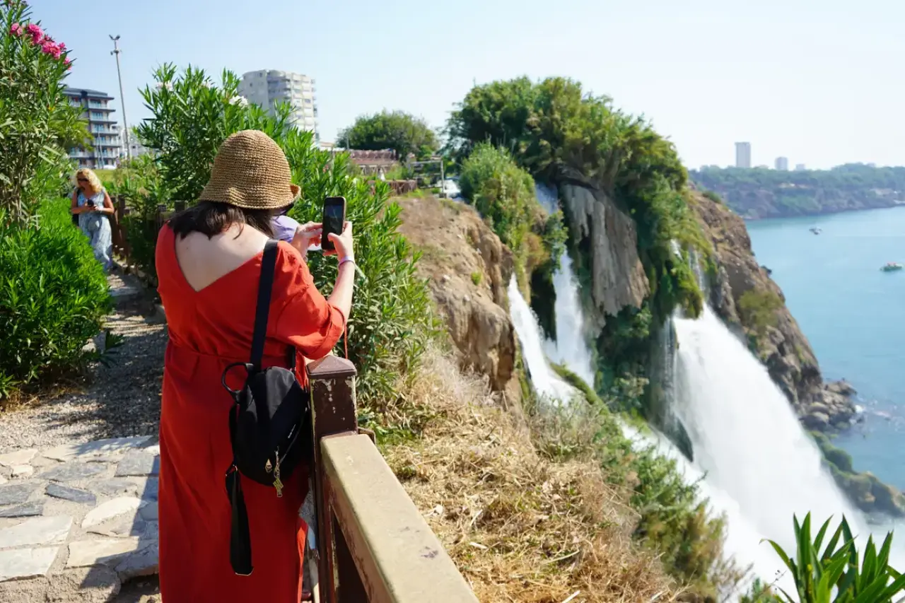 40 Metreden Akdeniz'e dökülen Düden Şelalesi Turistlerin Gözdesi! 9