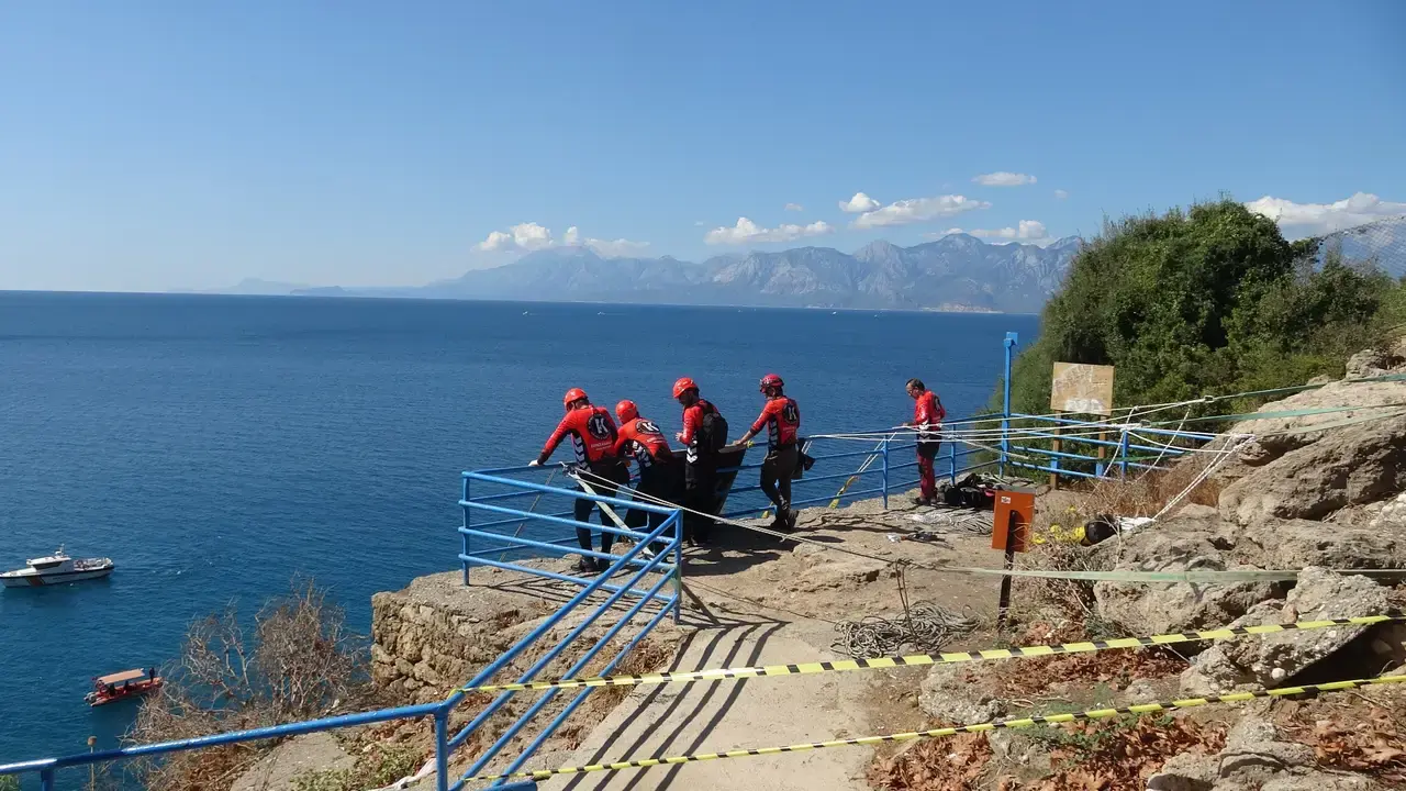Arama Kurtarma Ekiplerinden 35 Metrelik Falezlerde Atık Operasyonu 8