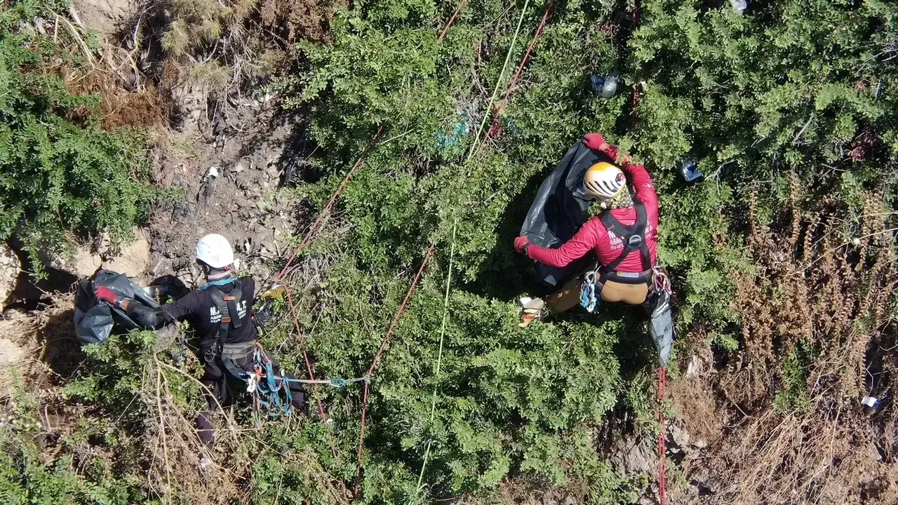 Arama Kurtarma Ekiplerinden 35 Metrelik Falezlerde Atık Operasyonu 10