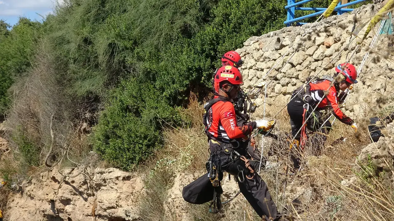 Arama Kurtarma Ekiplerinden 35 Metrelik Falezlerde Atık Operasyonu 7