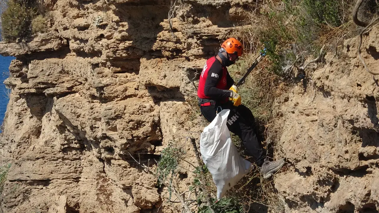 Arama Kurtarma Ekiplerinden 35 Metrelik Falezlerde Atık Operasyonu 6