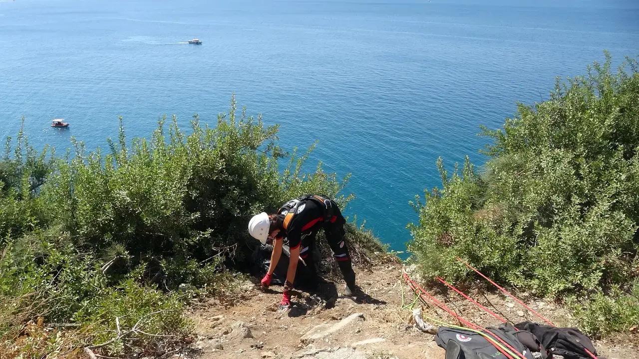 Arama Kurtarma Ekiplerinden 35 Metrelik Falezlerde Atık Operasyonu 1