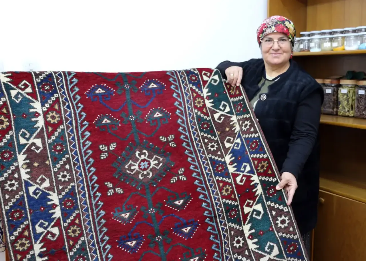 Döşemealtı'nın Asırlık Dokuma Mirasını Sırtlayan Ayşe Taç Genç Usta Yetiştiriyor 9