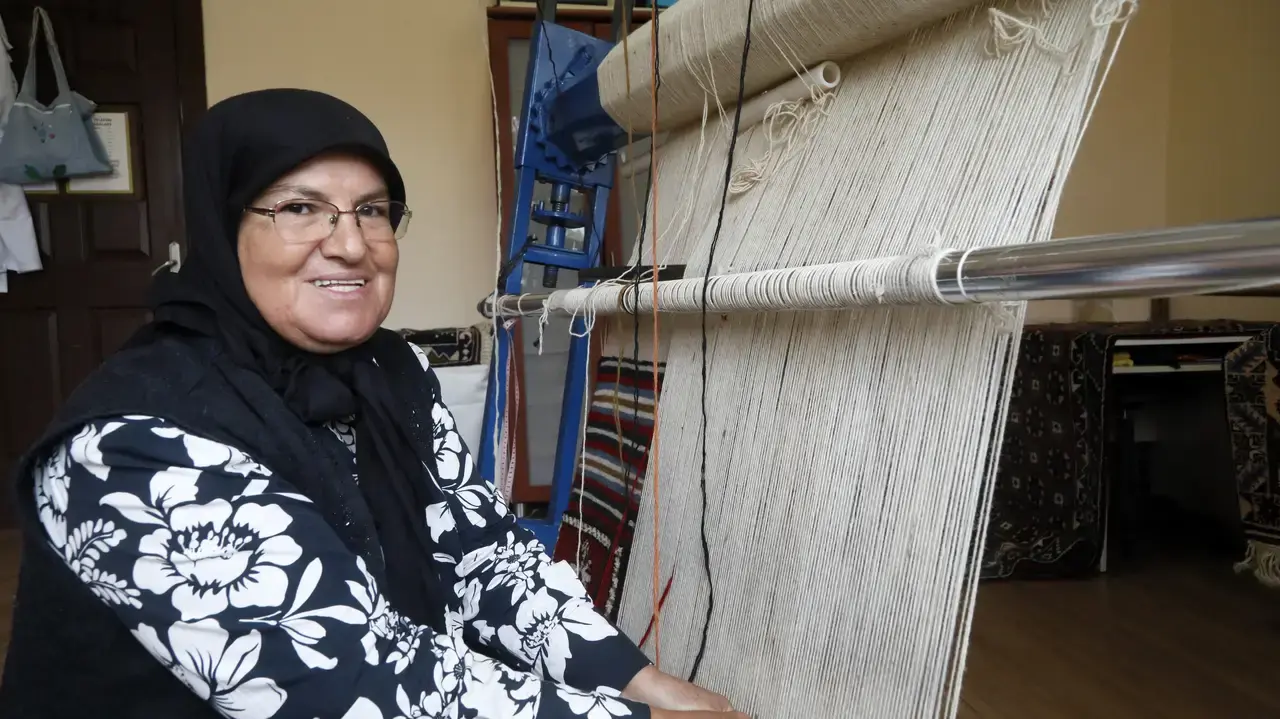 Döşemealtı'nın Asırlık Dokuma Mirasını Sırtlayan Ayşe Taç Genç Usta Yetiştiriyor 1