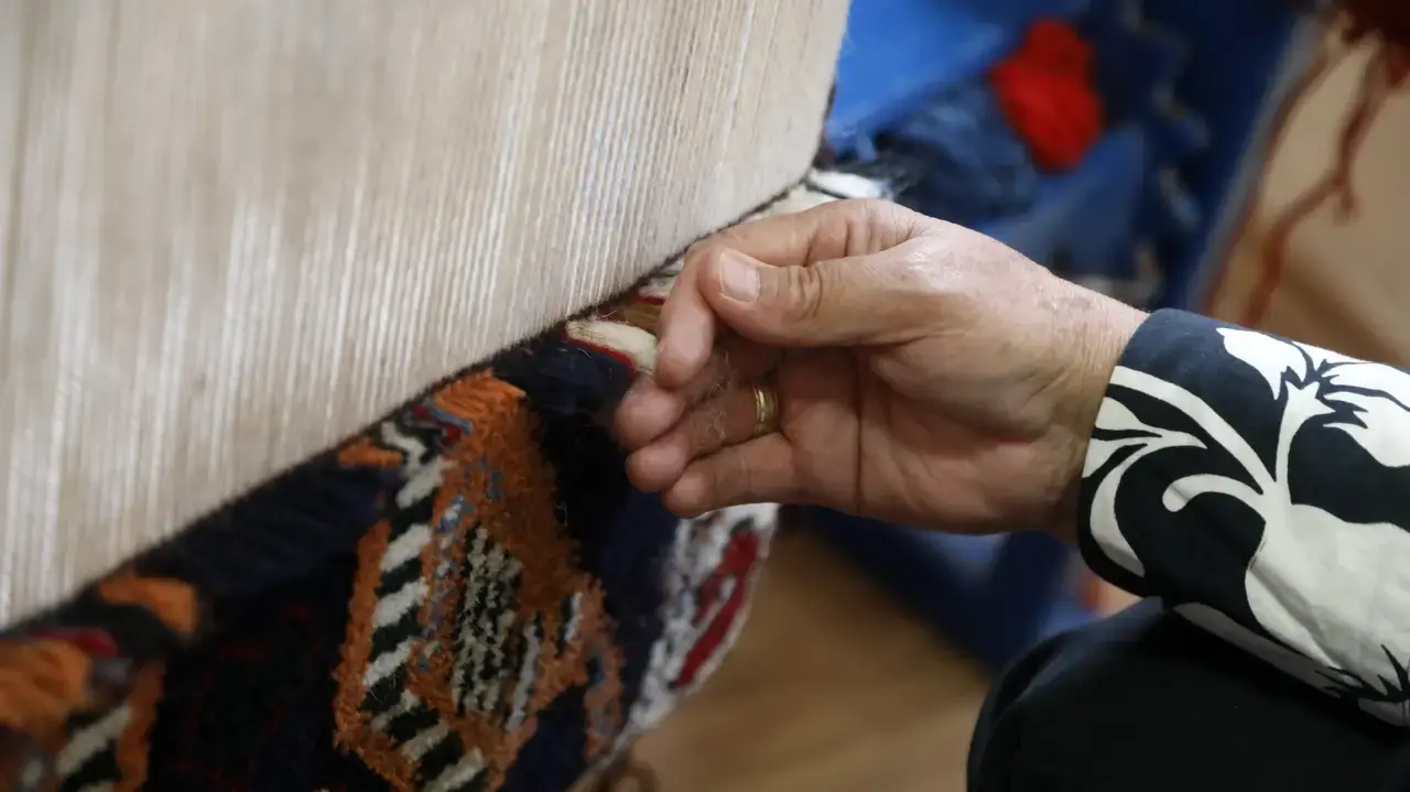 Döşemealtı'nın Asırlık Dokuma Mirasını Sırtlayan Ayşe Taç Genç Usta Yetiştiriyor 6