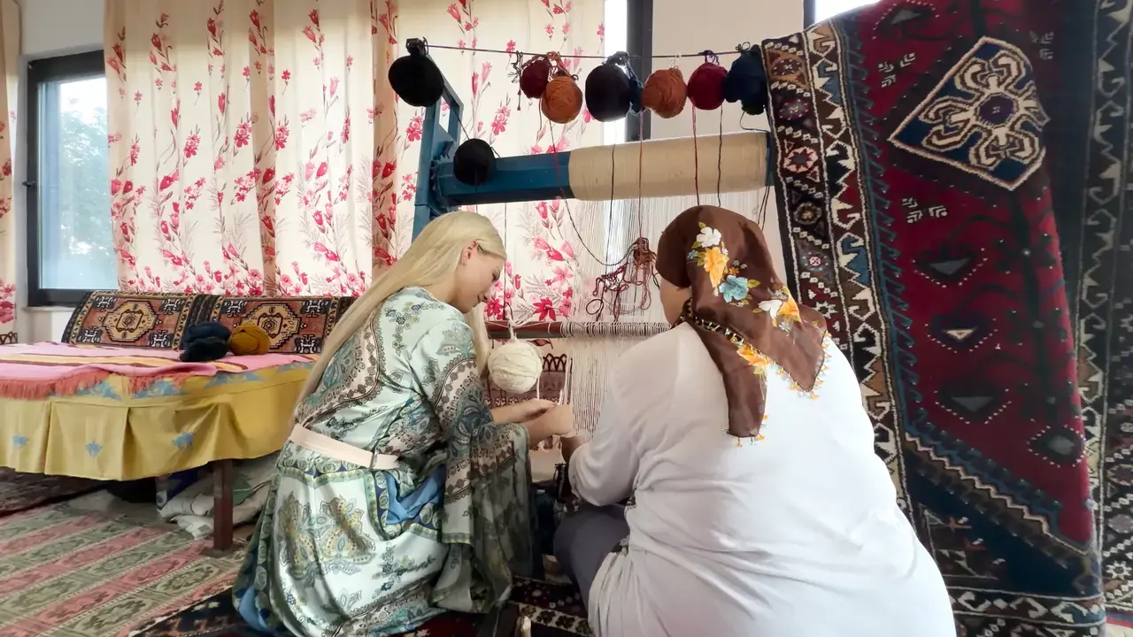 Döşemealtı'nın Asırlık Halı Tarlalarına Çek Güzeli Hayran Kaldı 5