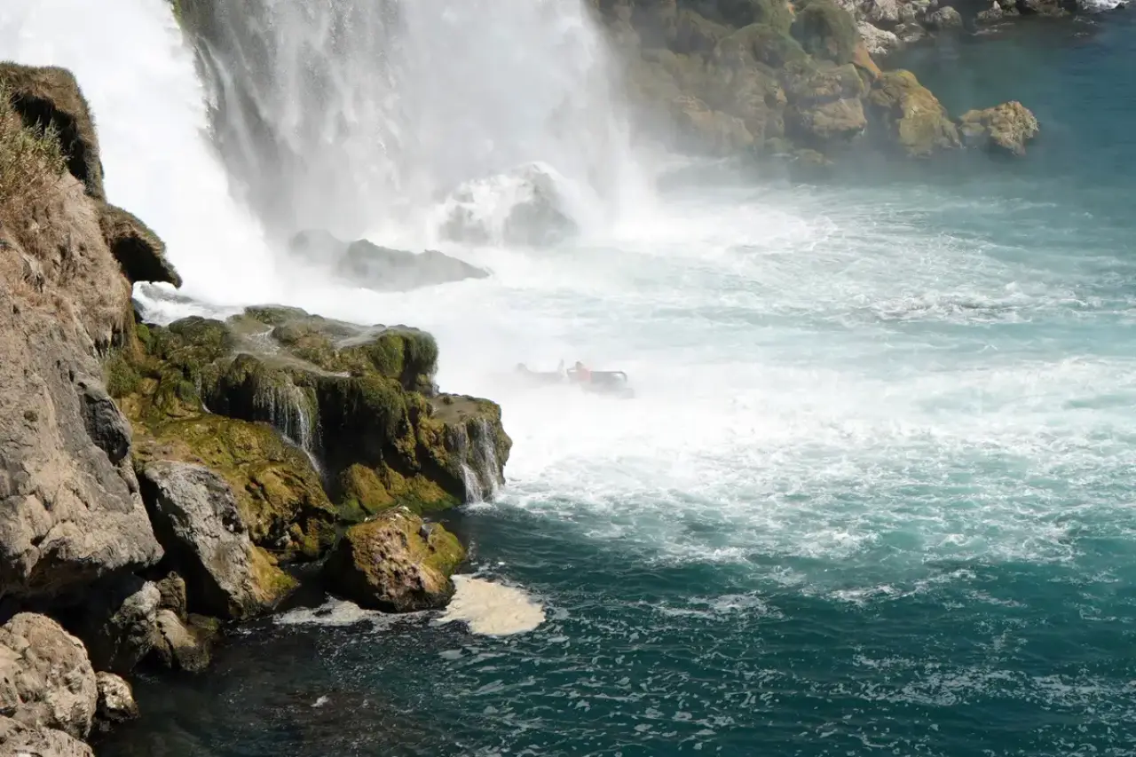 Düden Şelalesi'nde Turistler Tehlikeli Sınıra Girdi! 2